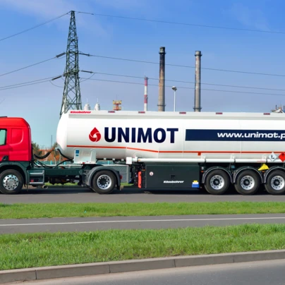 Obraz ciężarówki Kässbohrer, środka transportu z oponami i kołami samochodowymi. Odwiedź stronę www.unimot.pl, aby uzyskać więcej informacji na temat tego pojazdu.